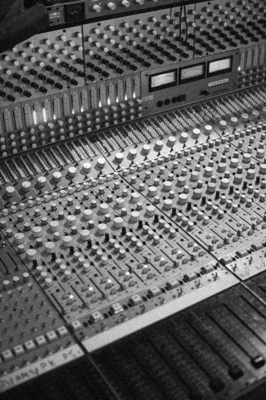 Studio CBE console, Paris